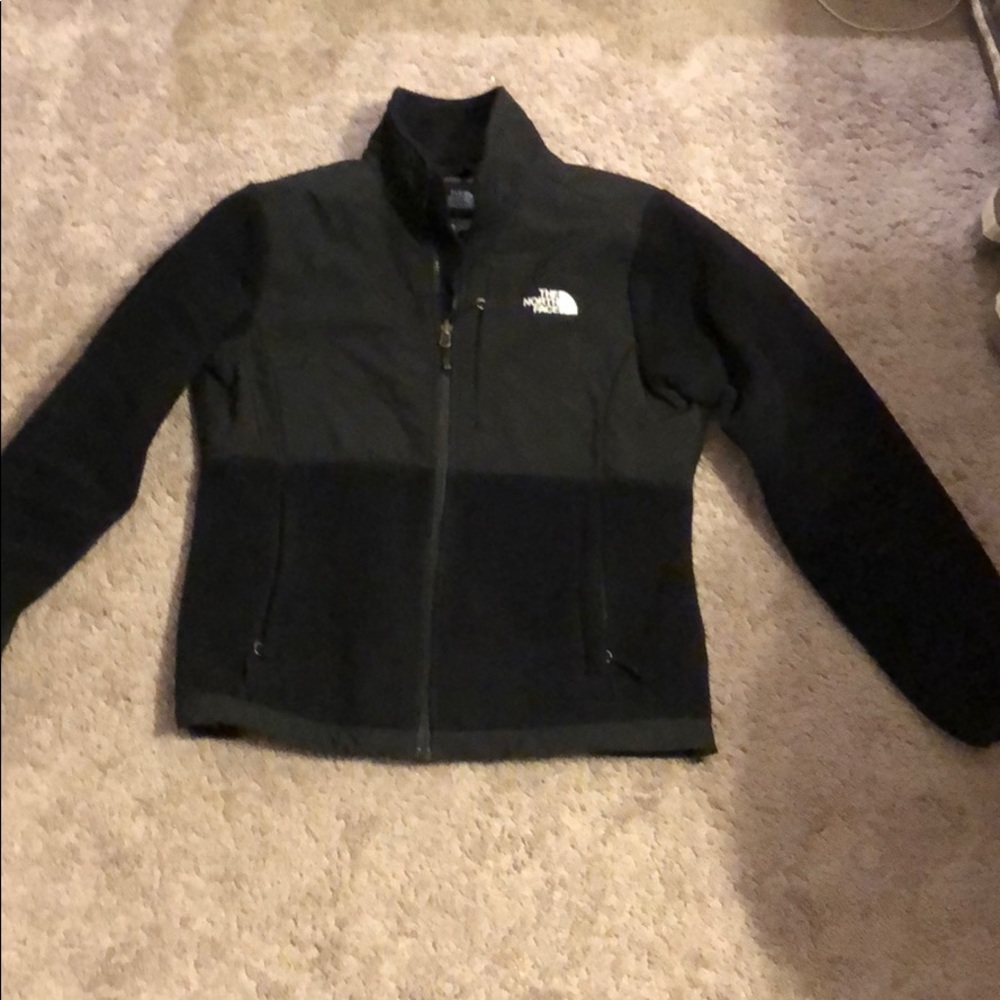Women’s Northface Denali jacket.